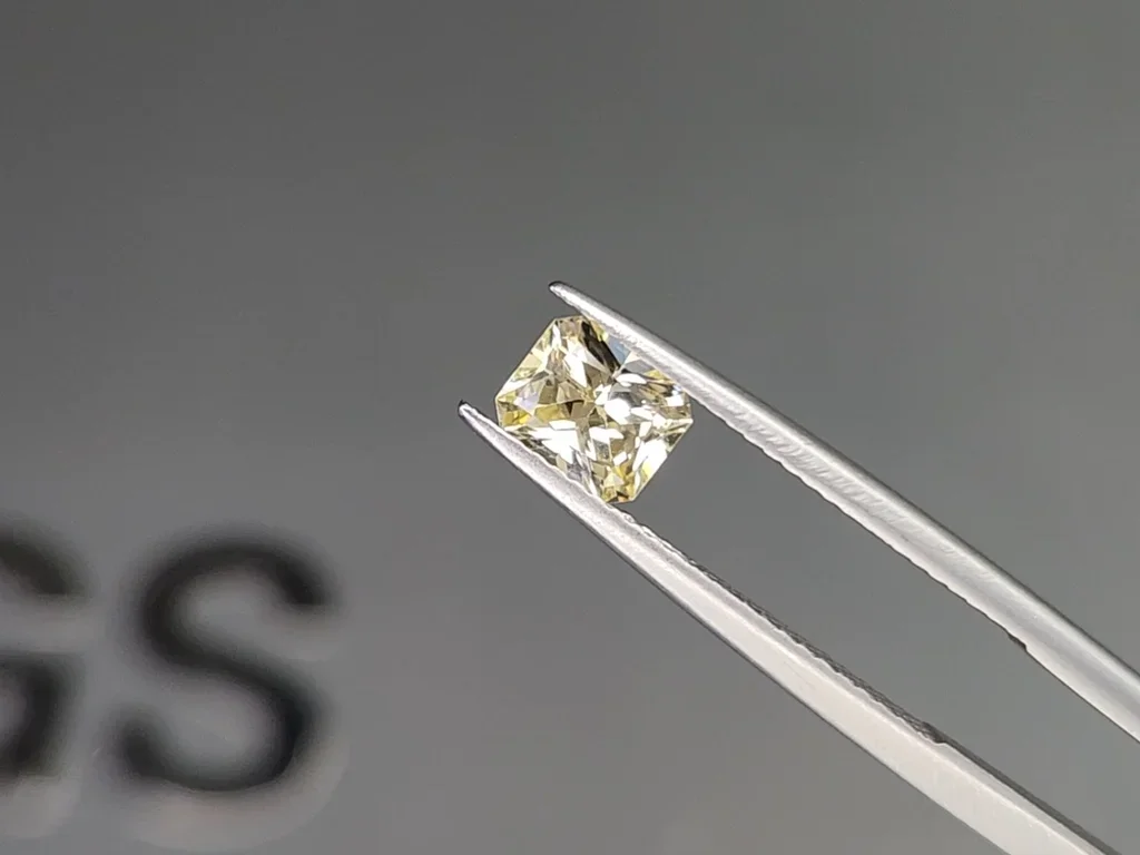 Необлагороженный желтый сапфир(Pastel Yellow) в огранке радиант 0,99 карата, Шри-Ланка Изображение №3