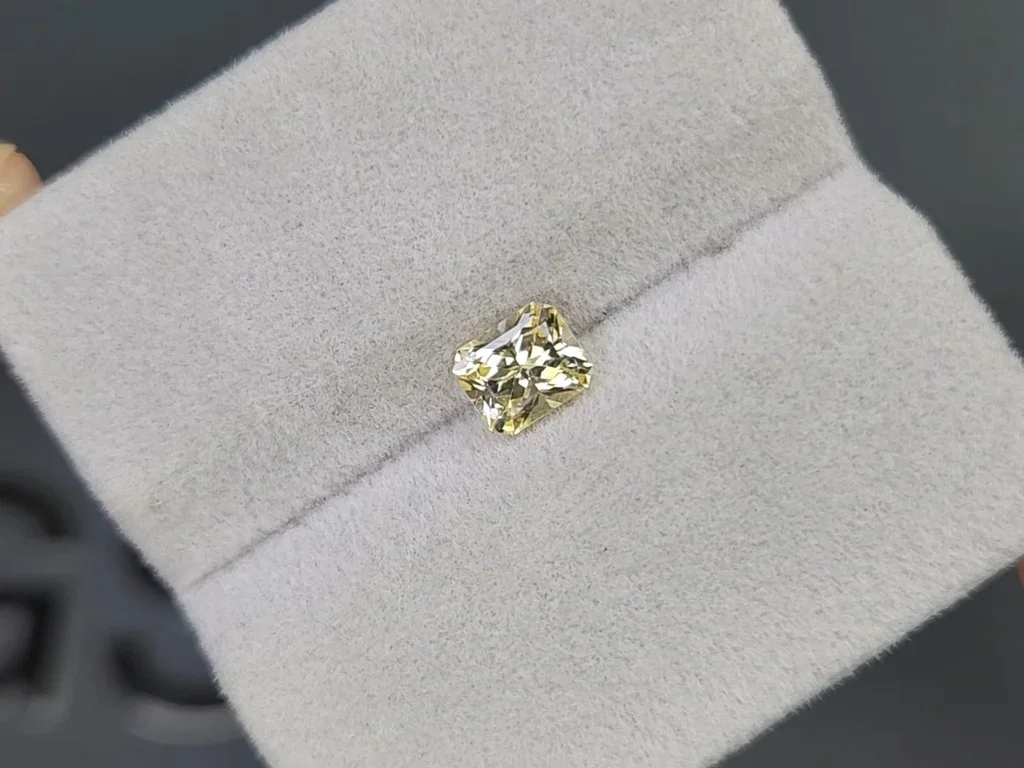 Необлагороженный желтый сапфир(Pastel Yellow) в огранке радиант 0,99 карата, Шри-Ланка Изображение №4