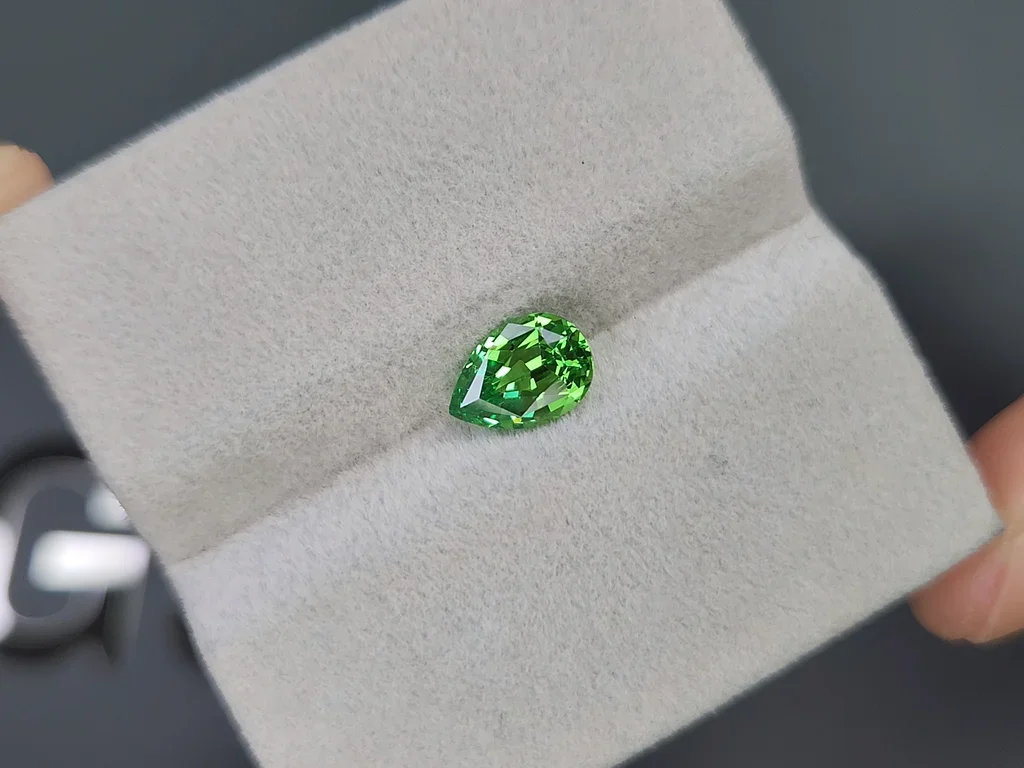 Гранат цаворит Intense Green в огранке груша 1,25 карата, Танзания  Изображение №4
