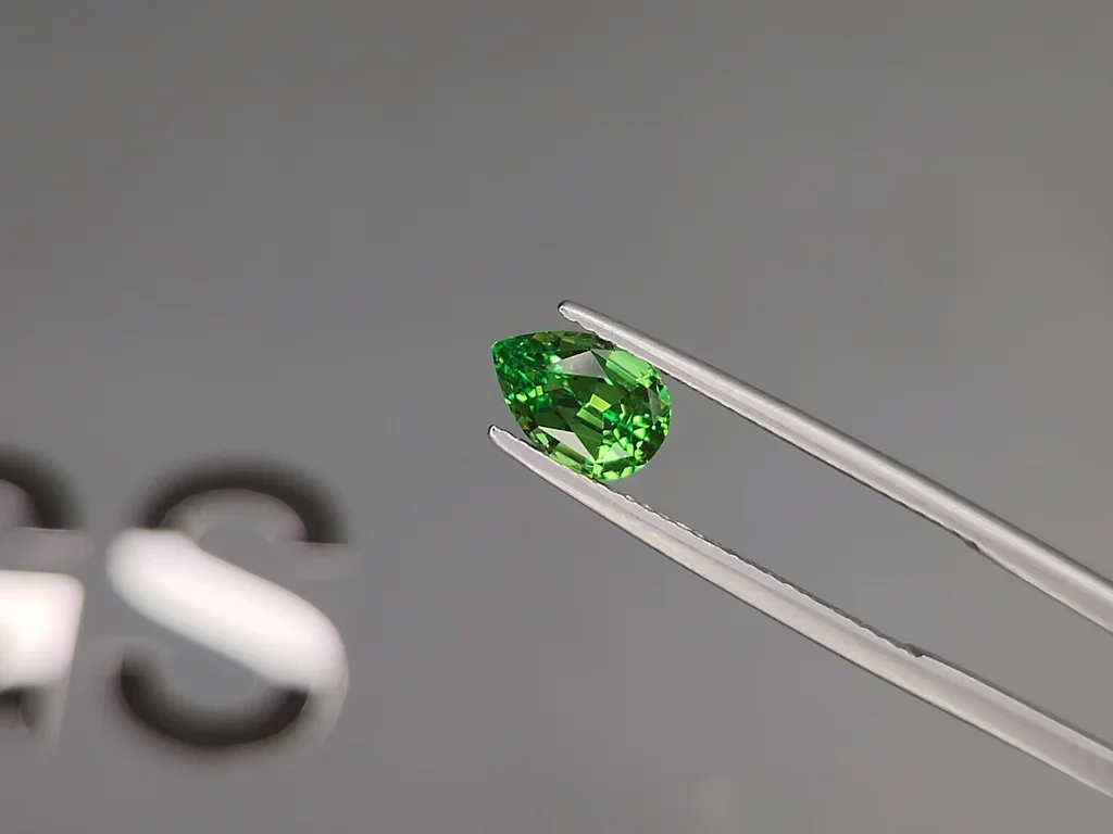 Гранат цаворит Intense Green в огранке груша 1,25 карата, Танзания  Изображение №3