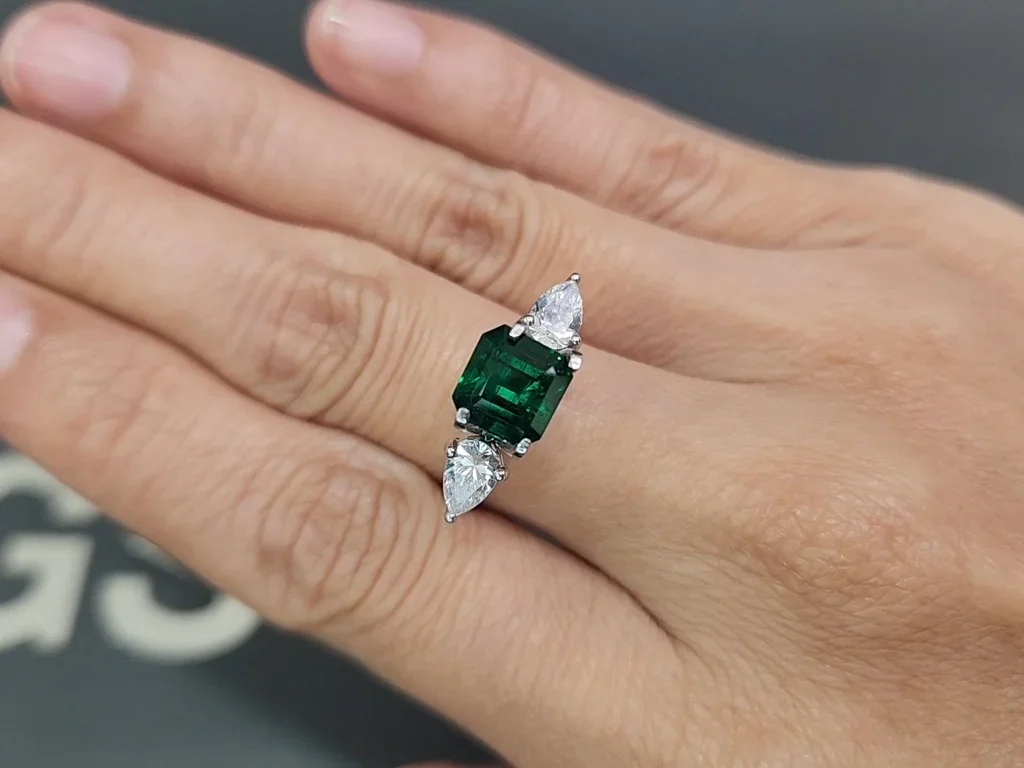 Изумруд Vivid Green в огранке октагон 2,18 карата, Пакистан Изображение №5