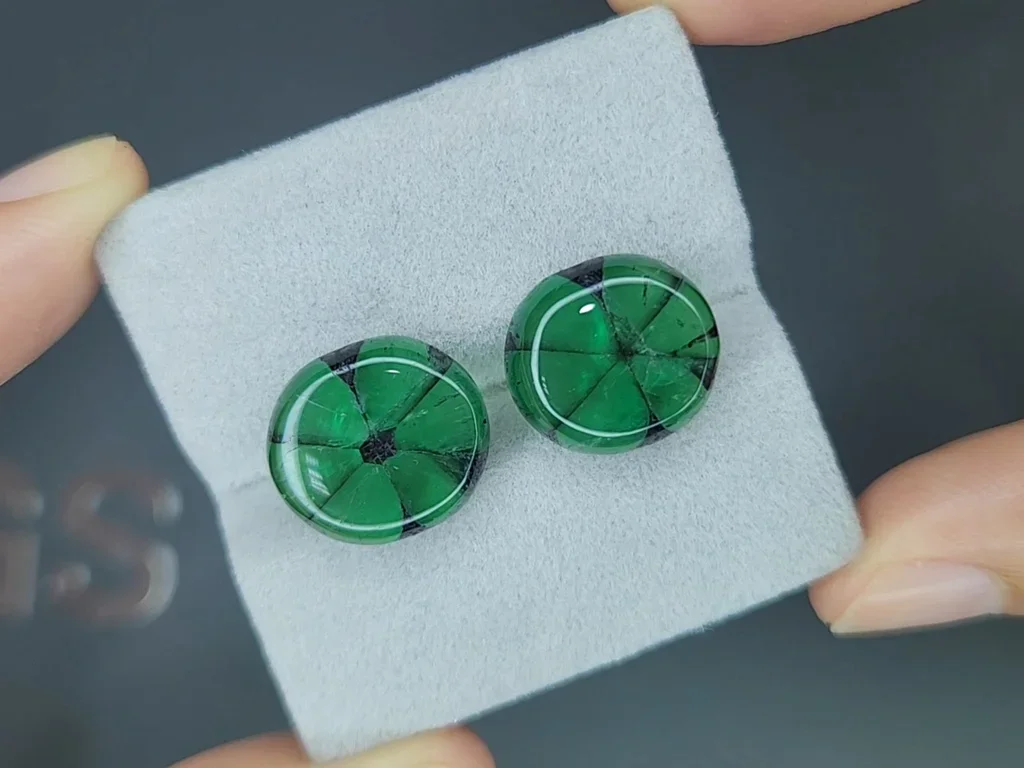 Пара изумрудов трапиче Vivid Green в огранке кабошон 17,43 карат, Колумбия Изображение №4