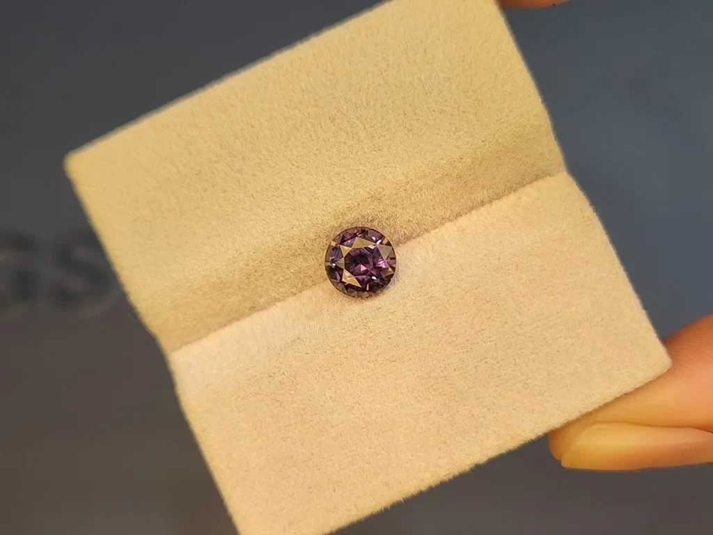 Сапфир со сменой цвета в огранке круг 1,62 карат, Шри-Ланка Изображение №7