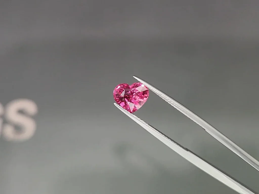 Шпинель Махенге Vibrant pink  в огранке сердце 2,17 карат, Танзания Изображение №3