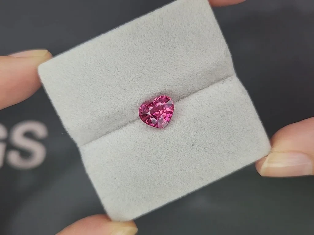 Шпинель Махенге Vibrant pink  в огранке сердце 2,17 карат, Танзания Изображение №4