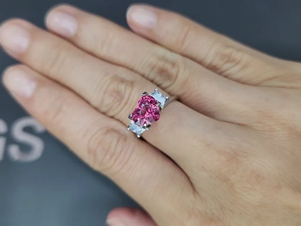 Шпинель Махенге Vibrant pink  в огранке сердце 2,17 карат, Танзания Изображение №5