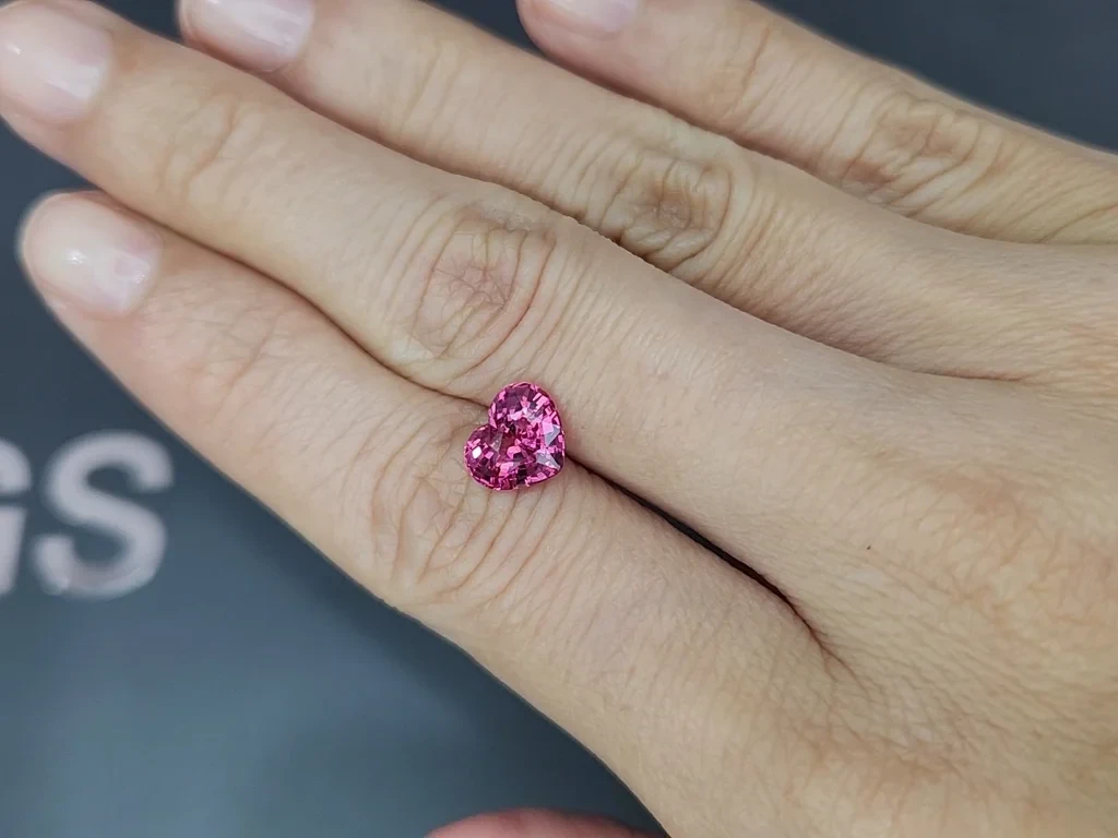 Шпинель Махенге Vibrant pink  в огранке сердце 2,17 карат, Танзания Изображение №2