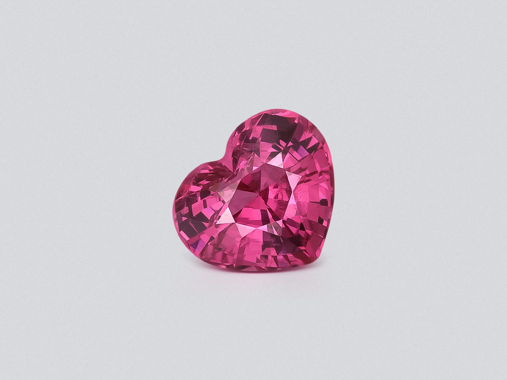 Шпинель Махенге Vibrant pink  в огранке сердце 2,17 карат, Танзания Изображение №1