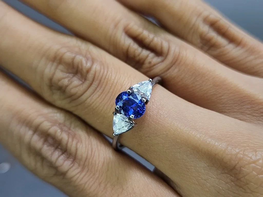Сапфир Royal Blue в огранке овал 1,22 карат, Шри-Ланка  Изображение №5