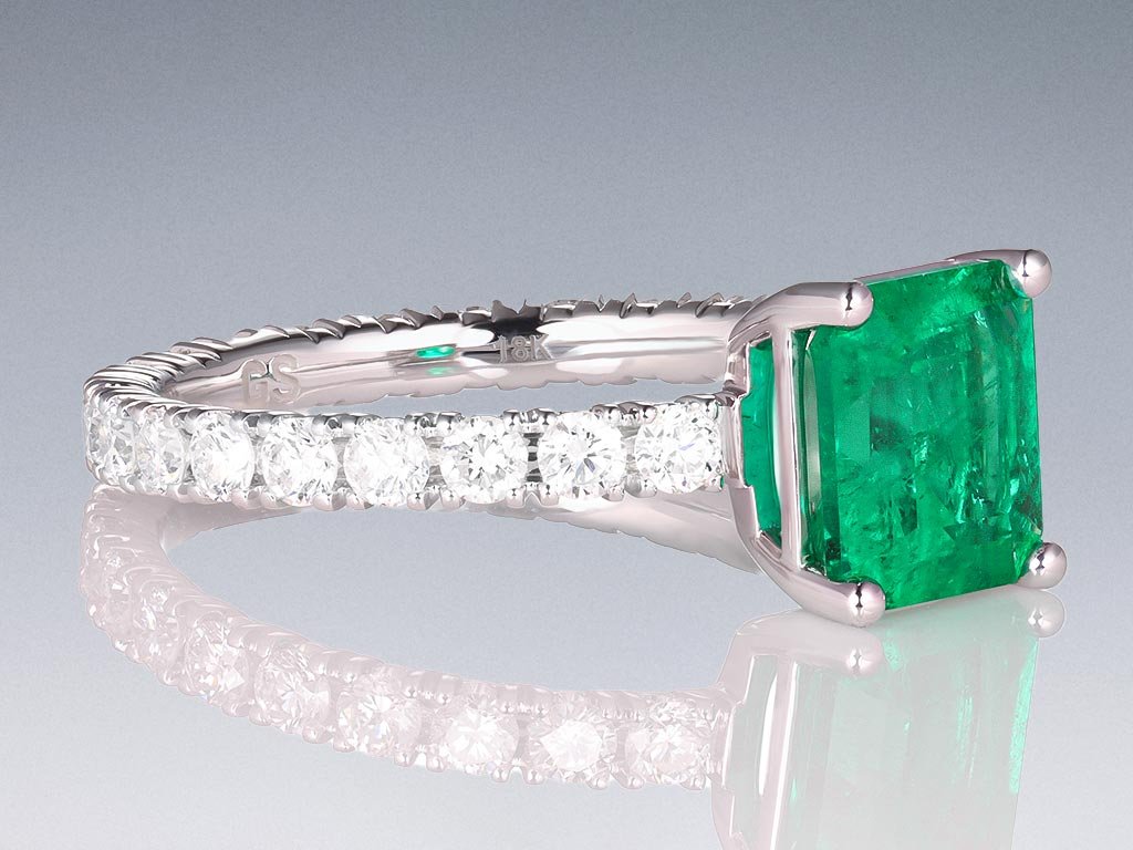 Кольцо с изумрудом цвета Muzo Green 1,62 карат и бриллиантами в белом золоте 750 пробы Изображение №2