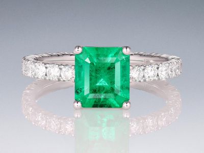 Кольцо с изумрудом цвета Muzo Green 1,62 карат и бриллиантами в белом золоте 750 пробы photo