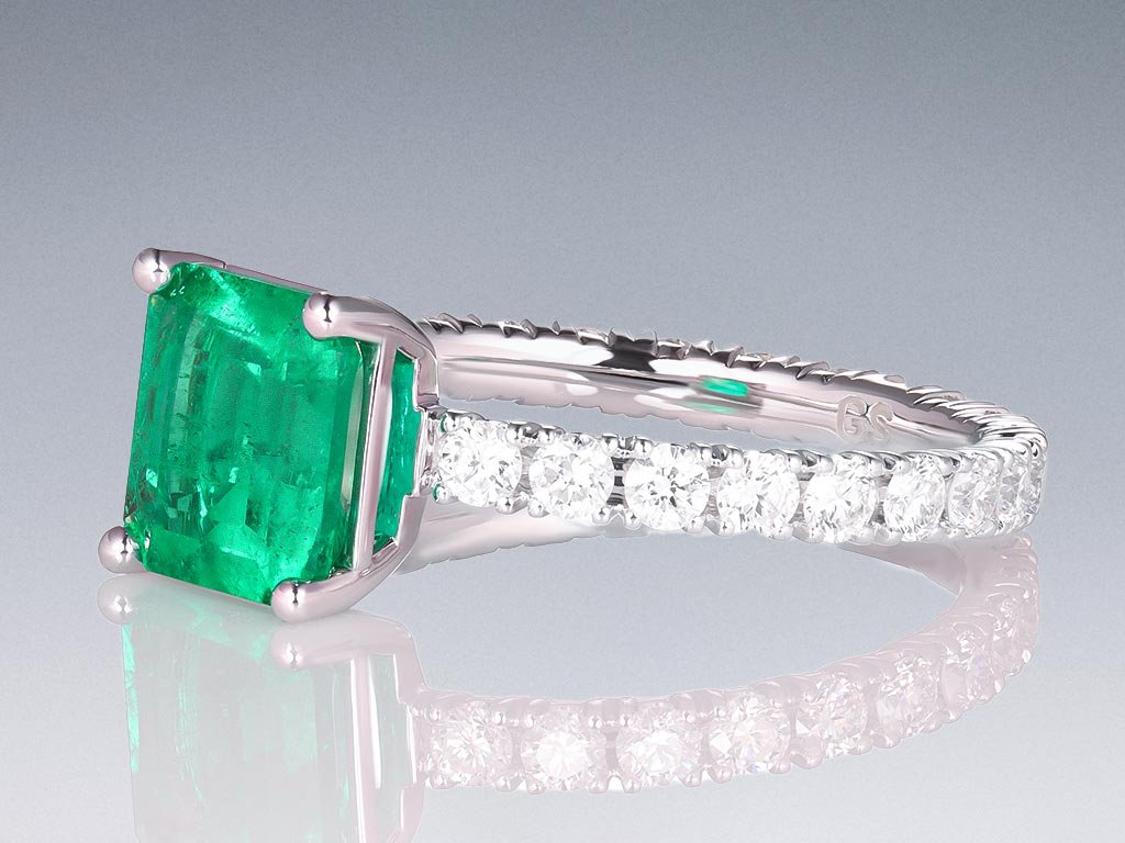 Кольцо с изумрудом цвета Muzo Green 1,62 карат и бриллиантами в белом золоте 750 пробы Изображение №3