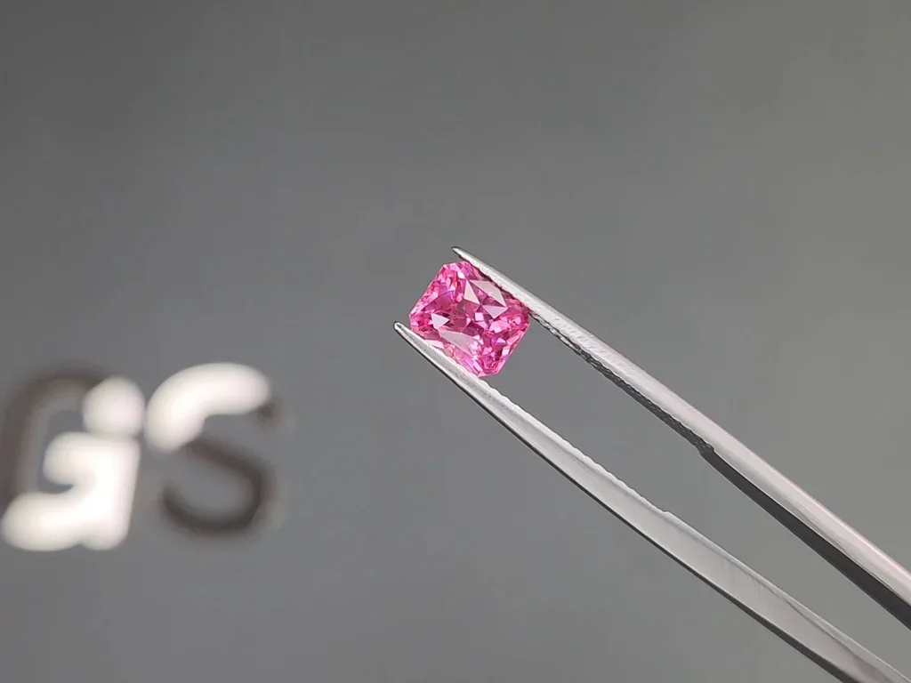 Розовая шпинель Vivid Pink в огранке радиант 1,25 карата, Танзания Изображение №3