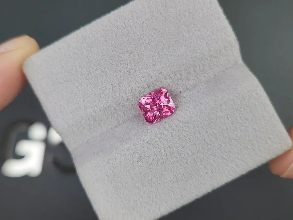 Розовая шпинель Vivid Pink в огранке радиант 1,25 карата, Танзания Изображение №4
