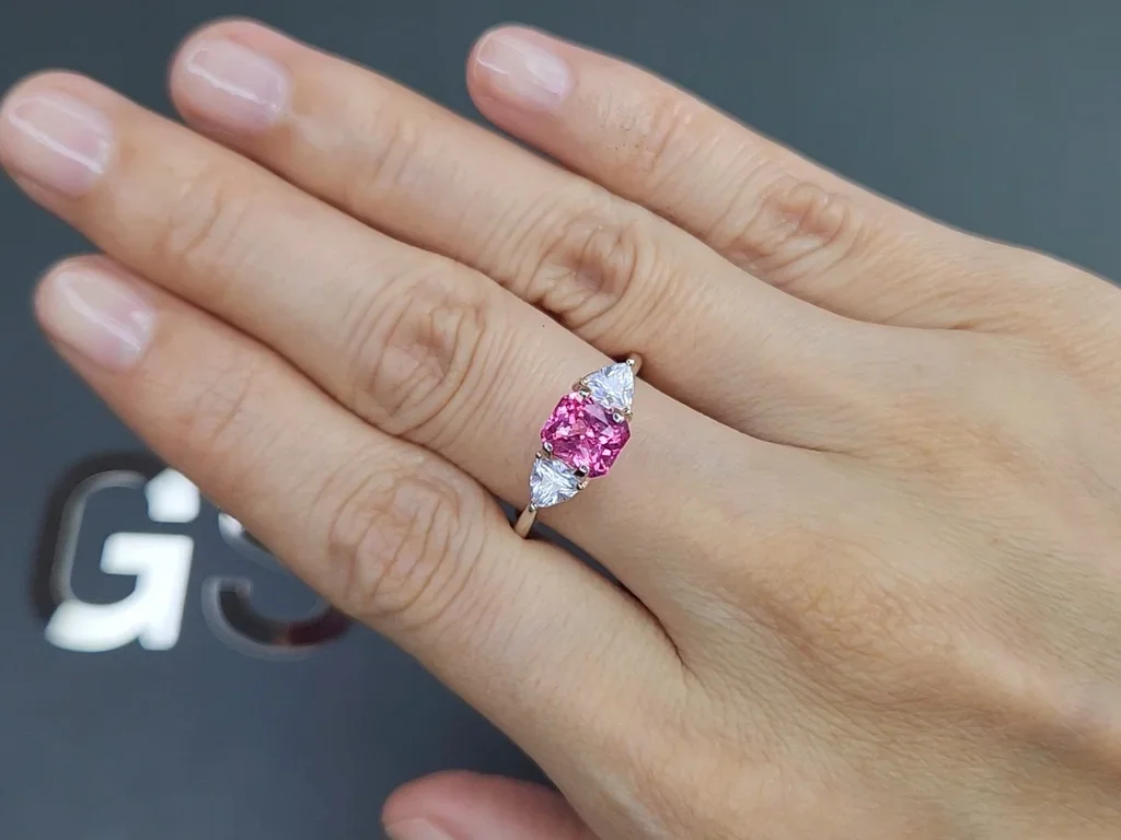 Розовая шпинель Vivid Pink в огранке радиант 1,25 карата, Танзания Изображение №5