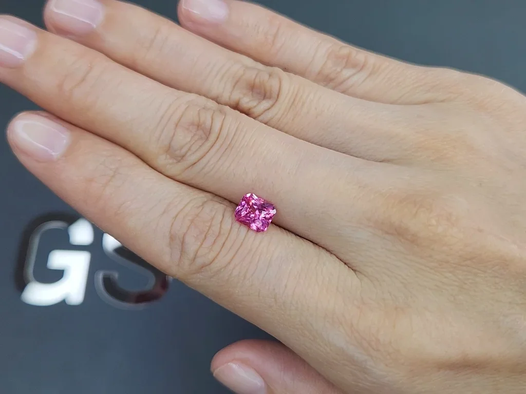 Розовая шпинель Vivid Pink в огранке радиант 1,25 карата, Танзания Изображение №2