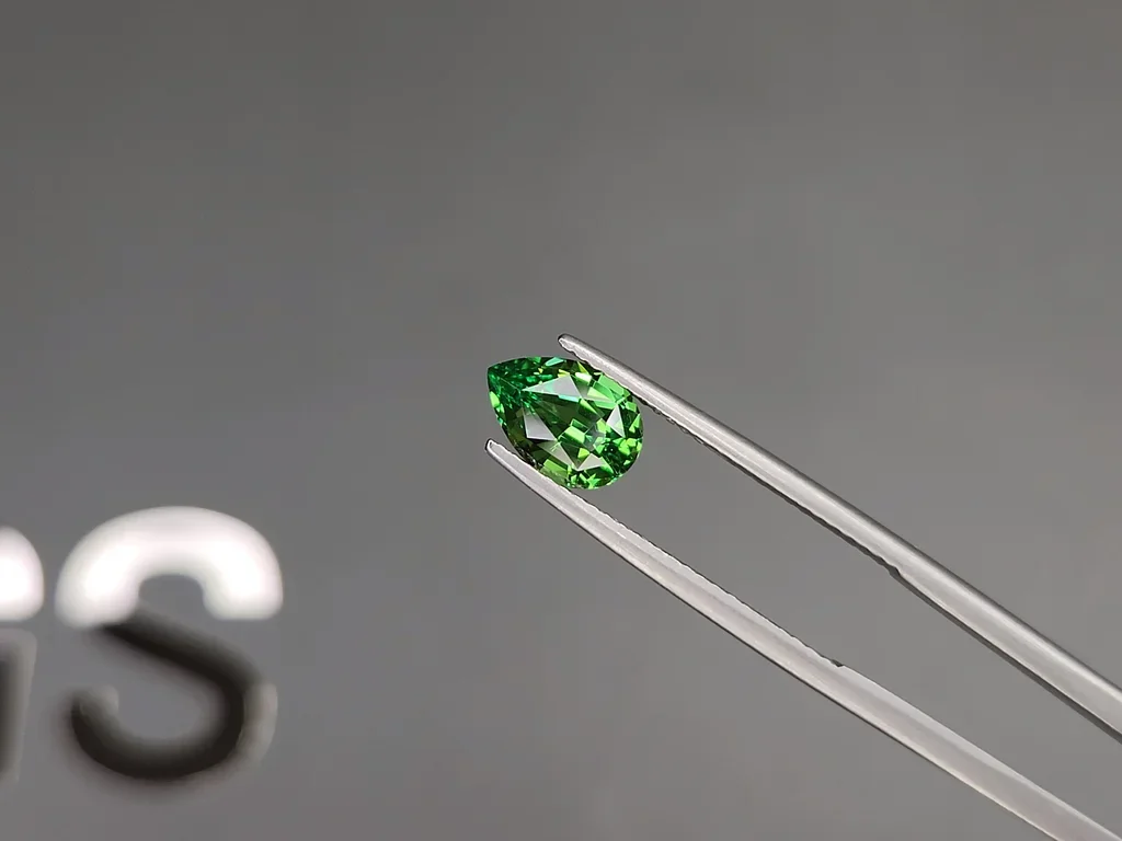 Гранат цаворит Intense Green в огранке груша 1,51 карата, Танзания  Изображение №3