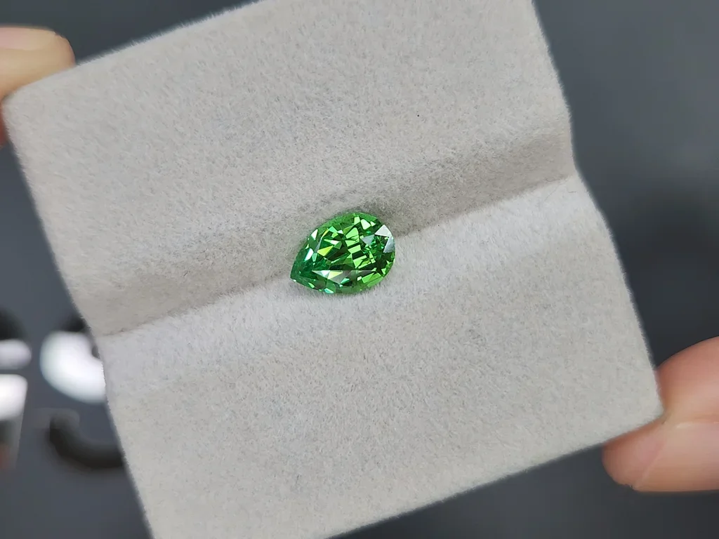 Гранат цаворит Intense Green в огранке груша 1,51 карата, Танзания  Изображение №4