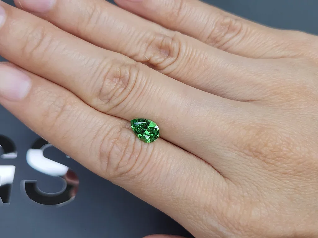 Гранат цаворит Intense Green в огранке груша 1,51 карата, Танзания  Изображение №2
