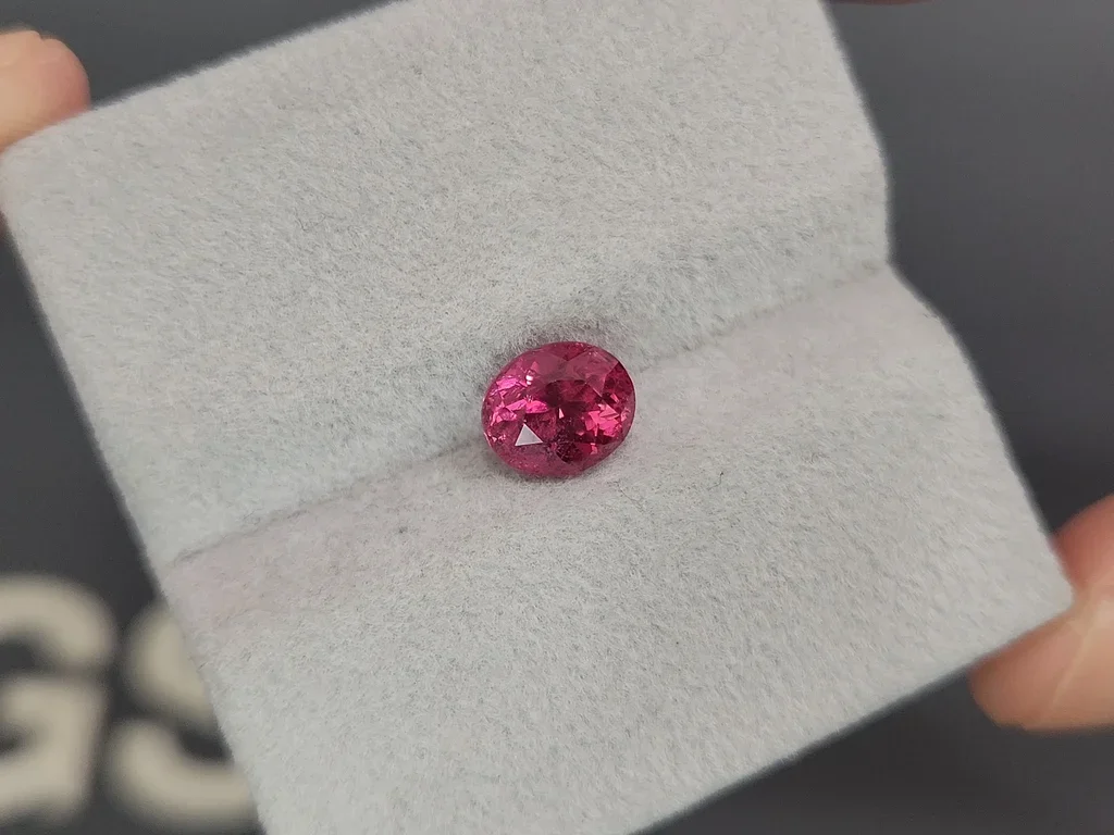 Шпинель Махенге hot pink в огранке овал 1,98 карата, Танзания Изображение №4