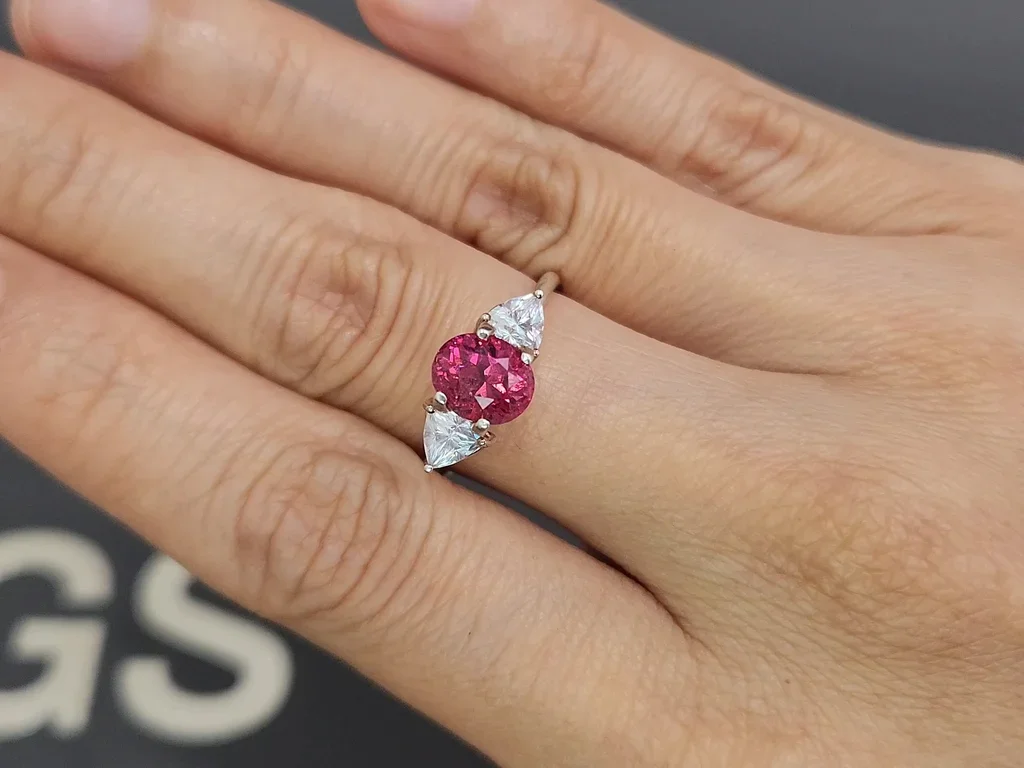 Шпинель Махенге hot pink в огранке овал 1,98 карата, Танзания Изображение №5