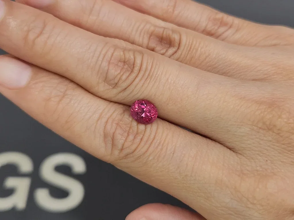 Шпинель Махенге hot pink в огранке овал 1,98 карата, Танзания Изображение №2