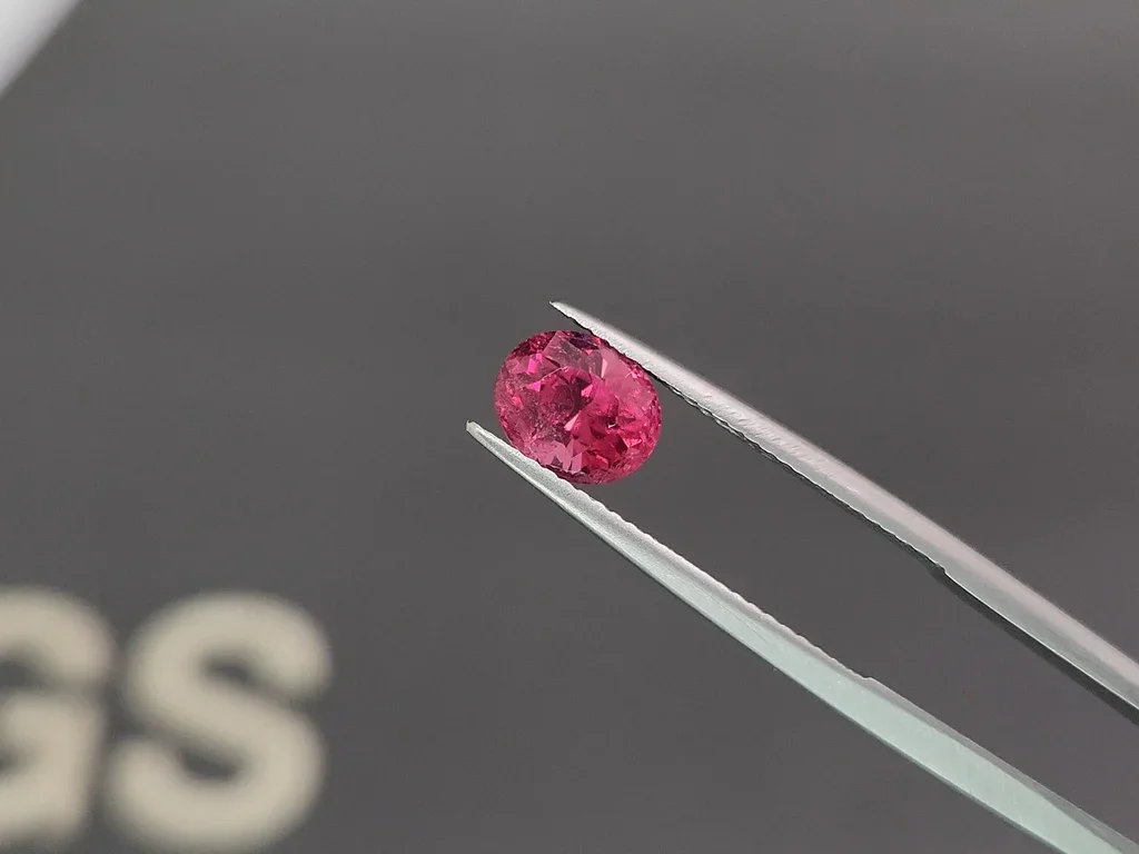 Шпинель Махенге hot pink в огранке овал 1,98 карата, Танзания Изображение №3