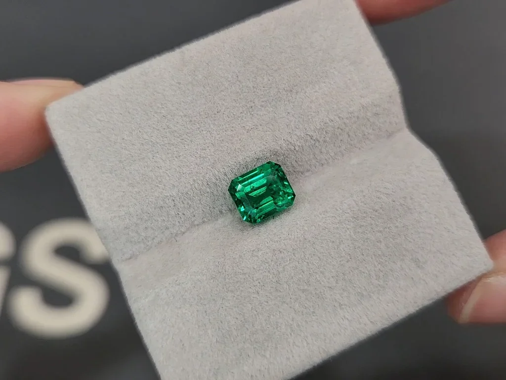 Изумруд Vivid Green в огранке октагон 1,64 карата, Пакистан Изображение №4