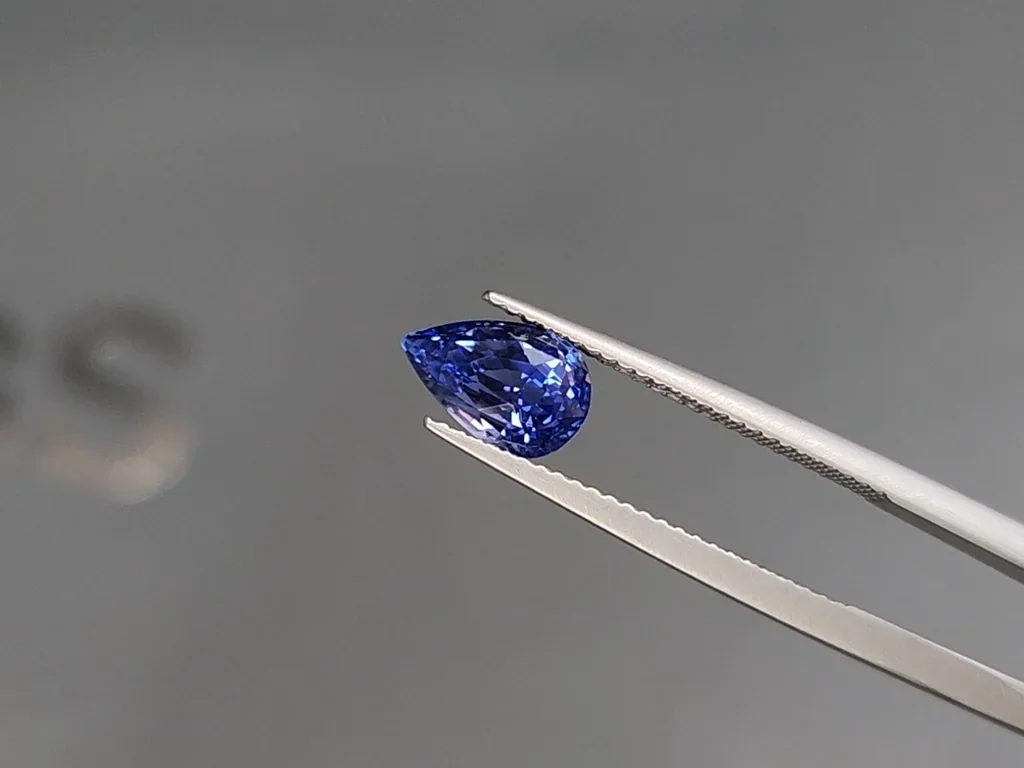 Сапфир Cornflower Blue в огранке груша 2,07 карат, Шри-Ланка Изображение №3