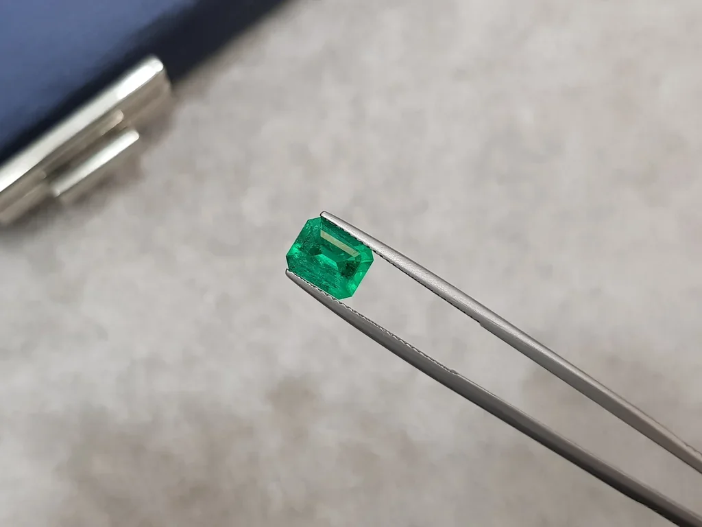 Изумруд цвета Vivid Green 1,62 карат, Колумбия Изображение №3