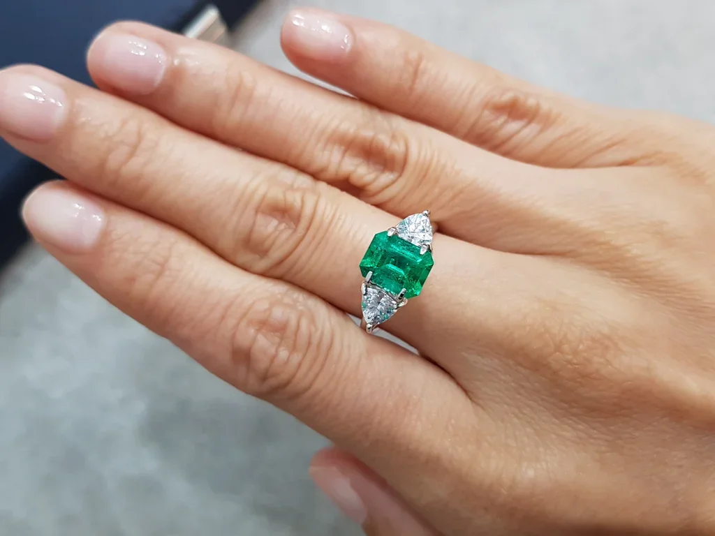 Изумруд цвета Vivid Green 1,62 карат, Колумбия Изображение №2