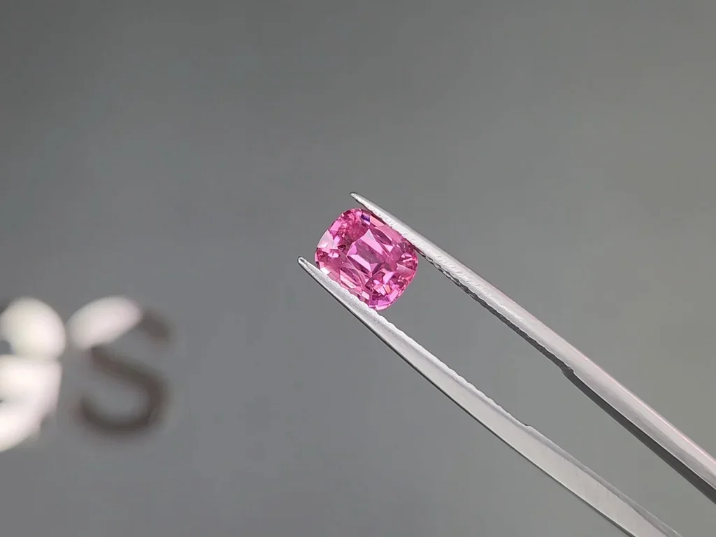 Розовая шпинель Vivid Pink в огранке кушон 1,76 карата, Танзания Изображение №3