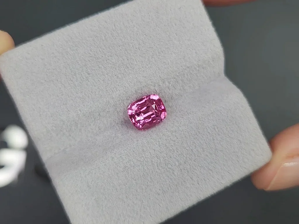 Розовая шпинель Vivid Pink в огранке кушон 1,76 карата, Танзания Изображение №4