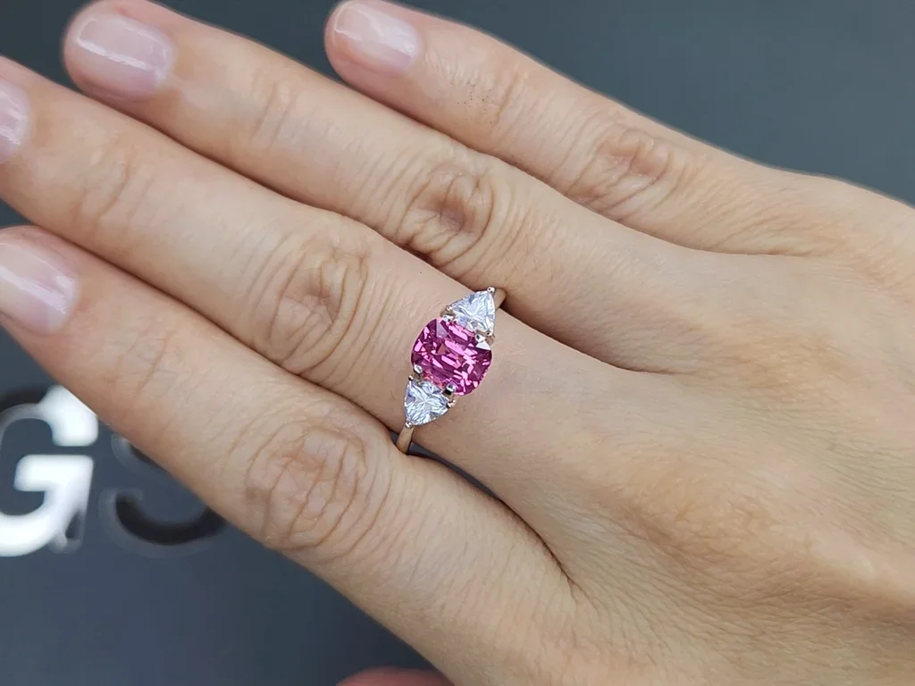 Розовая шпинель Vivid Pink в огранке кушон 1,76 карата, Танзания Изображение №5