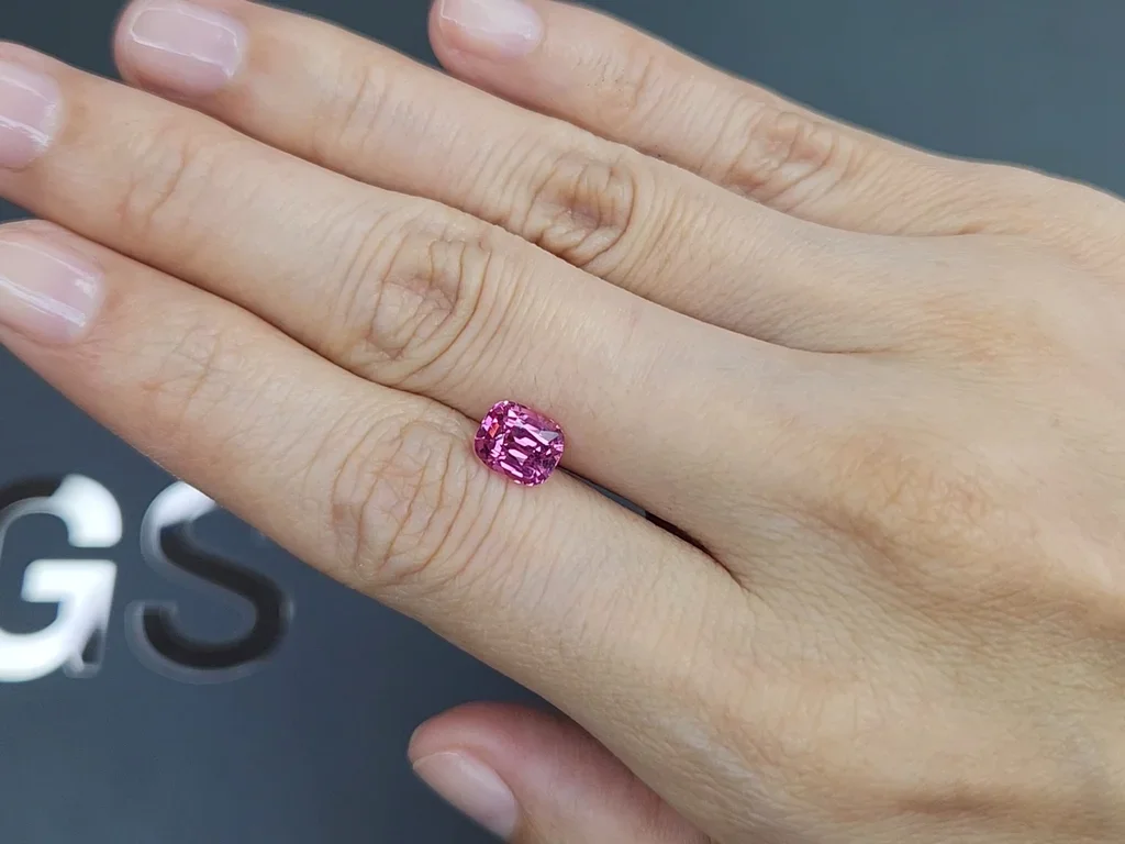 Розовая шпинель Vivid Pink в огранке кушон 1,76 карата, Танзания Изображение №2