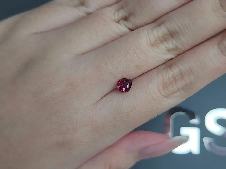 Негретый рубин Vivid Red в огранке груша 0,84 карата, Мозамбик  Изображение №2