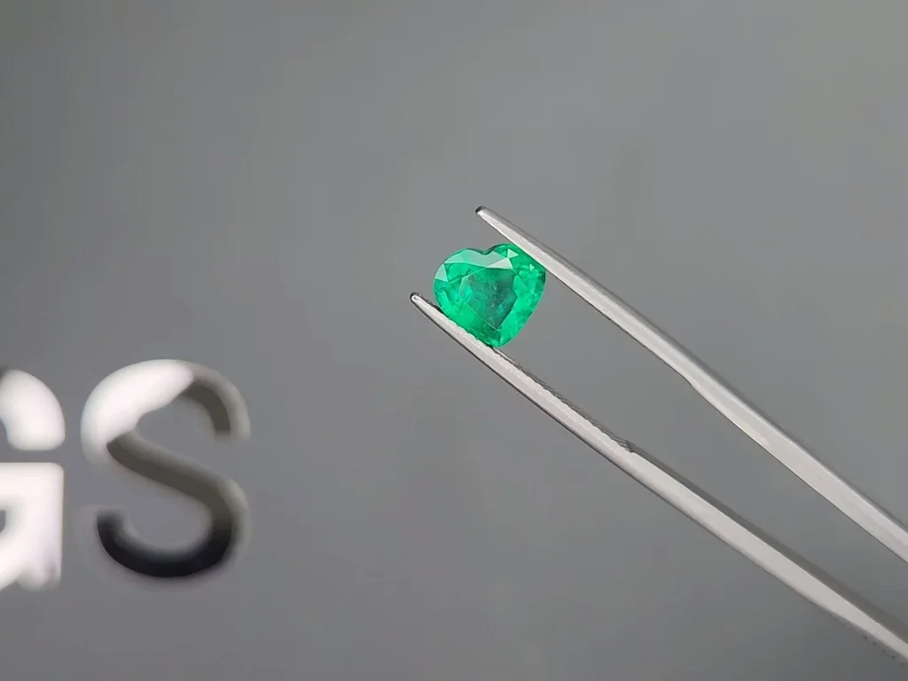 Изумруд Vivid Green в огранке сердце 1,59 карата, Колумбия Изображение №3