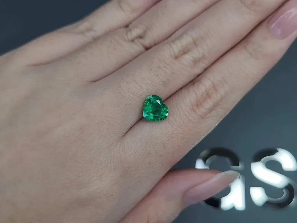 Изумруд Vivid Green в огранке сердце 1,59 карата, Колумбия Изображение №2