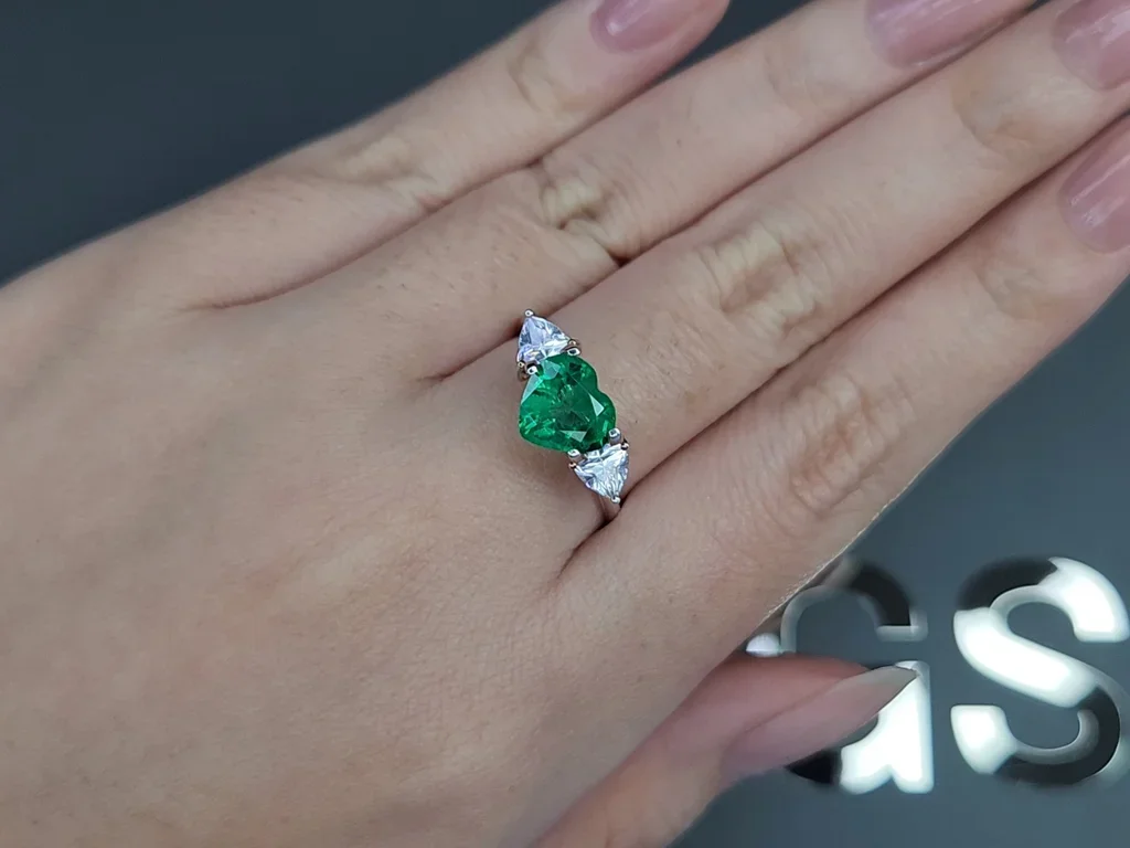 Изумруд Vivid Green в огранке сердце 1,59 карата, Колумбия Изображение №5
