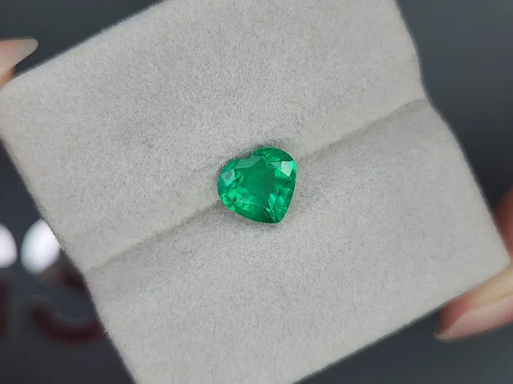Изумруд Vivid Green в огранке сердце 1,59 карата, Колумбия Изображение №4