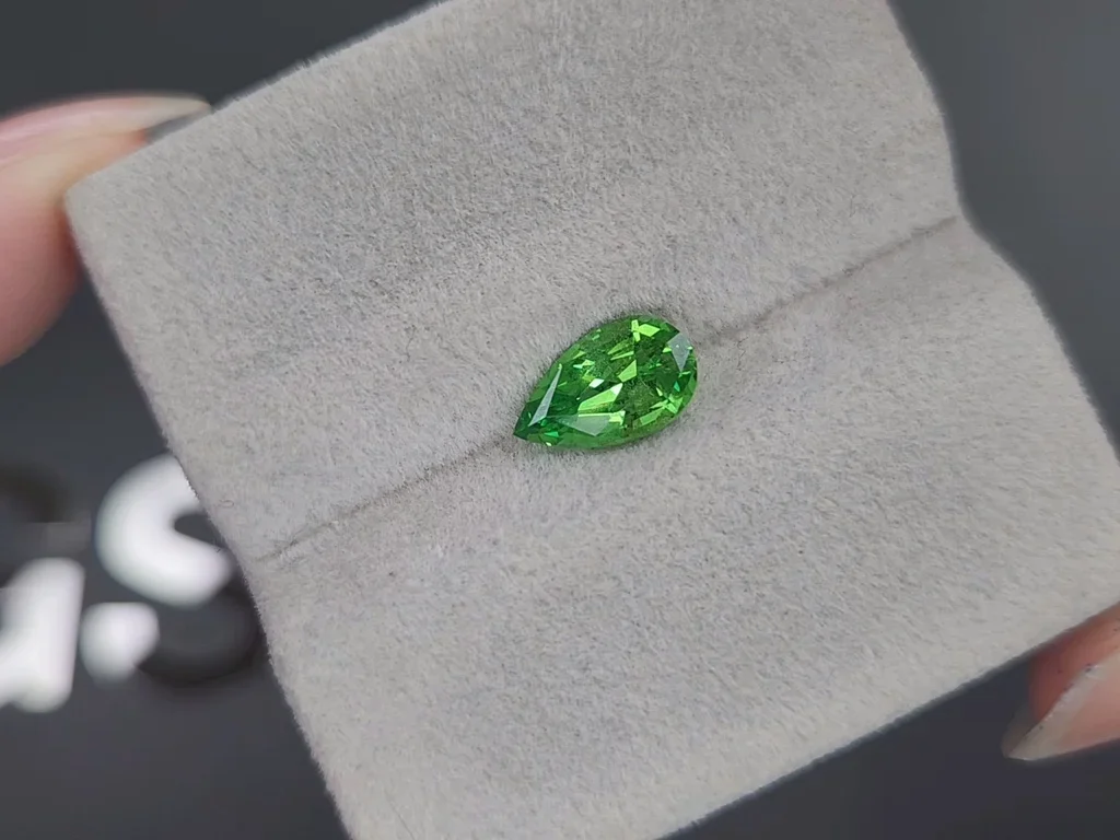 Гранат цаворит Intense Green в огранке груша 1,51 карата, Танзания  Изображение №4
