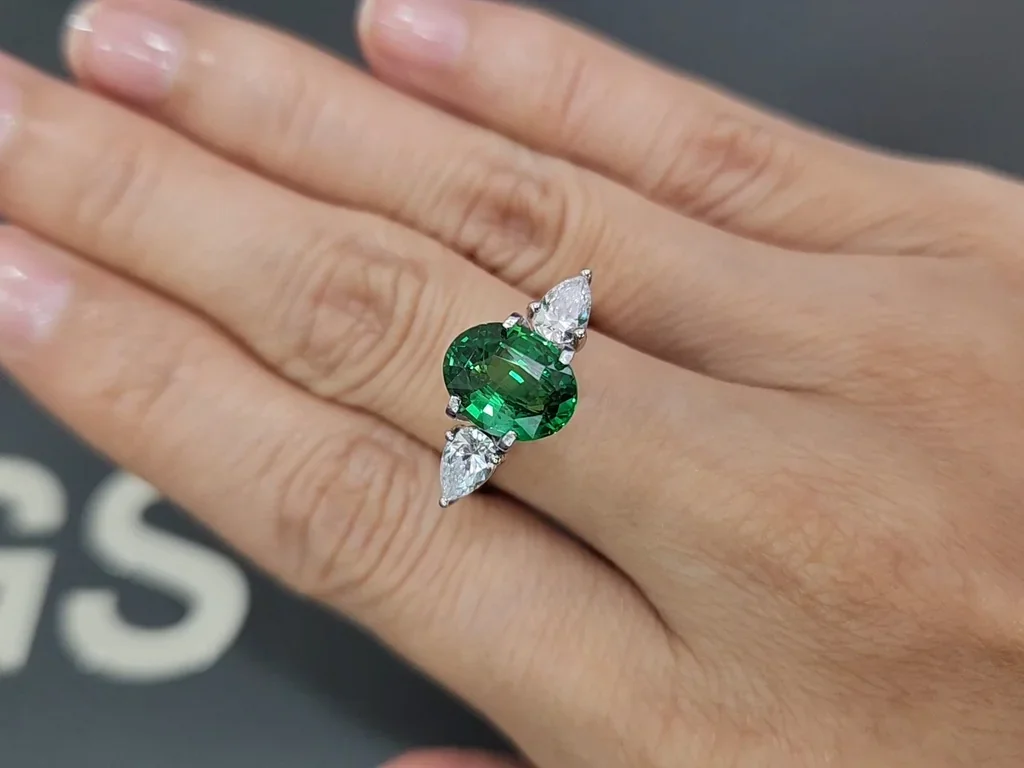 Гранат цаворит Vivid Green в огранке овал 3,01 карат, Танзания Изображение №5