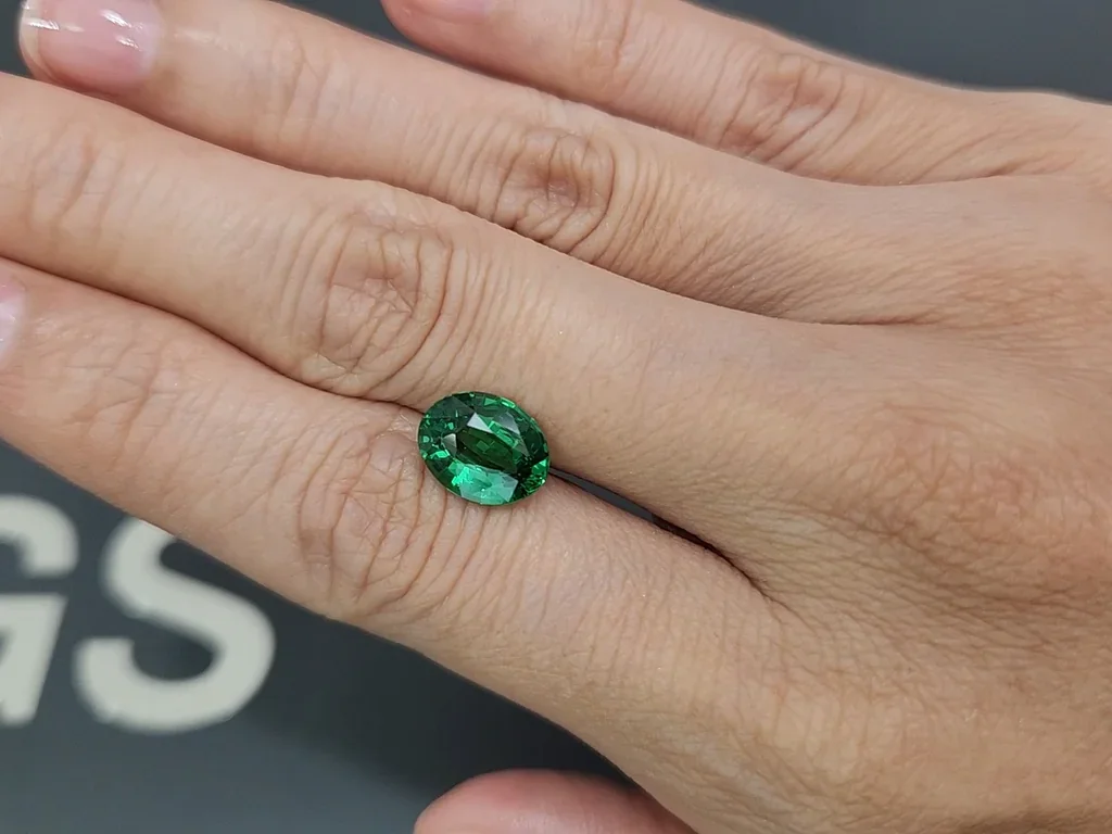 Гранат цаворит Vivid Green в огранке овал 3,01 карат, Танзания Изображение №2