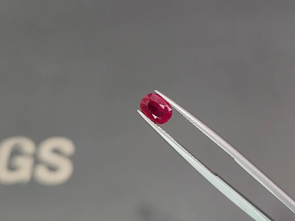 Негретый рубин Pigeon's blood в огранке овал 1,08 карат, Бирма  Изображение №3