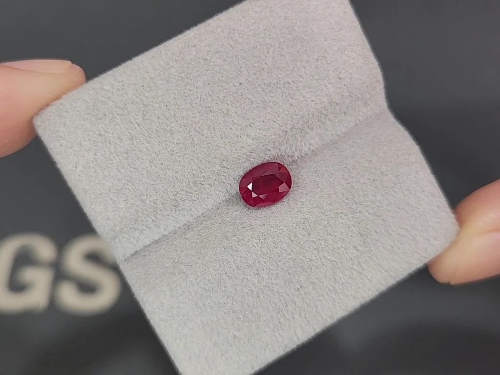 Негретый рубин Pigeon's blood в огранке овал 1,08 карат, Бирма  Изображение №4