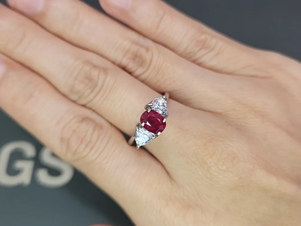 Негретый рубин Pigeon's blood в огранке овал 1,08 карат, Бирма  Изображение №5