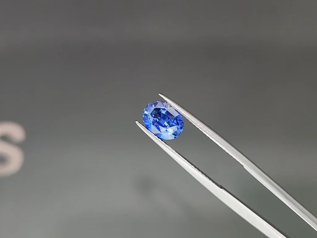 Сапфир Cornflower Blue в огранке овал 2,60 карат, Шри-Ланка Изображение №3