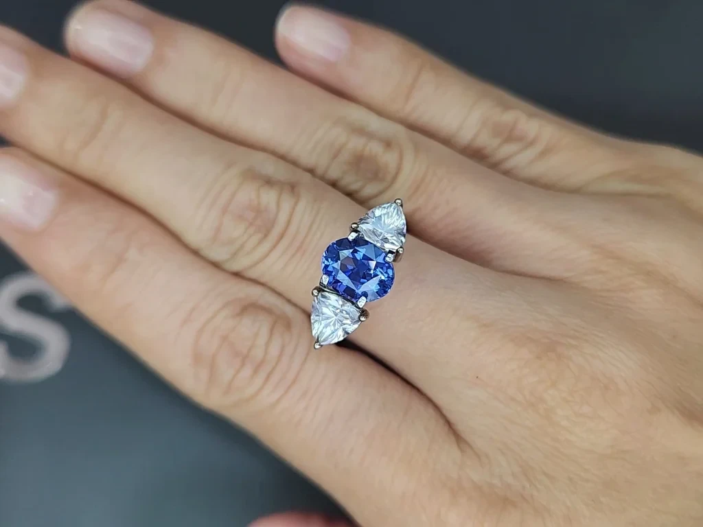 Сапфир Cornflower Blue в огранке овал 2,60 карат, Шри-Ланка Изображение №5