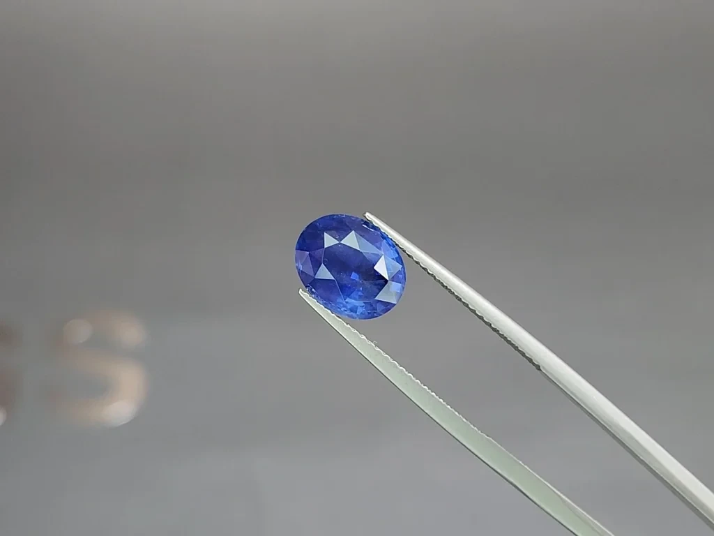 Негретый сапфир Royal Blue в огранке овал 4,05 карат, Шри-Ланка Изображение №3