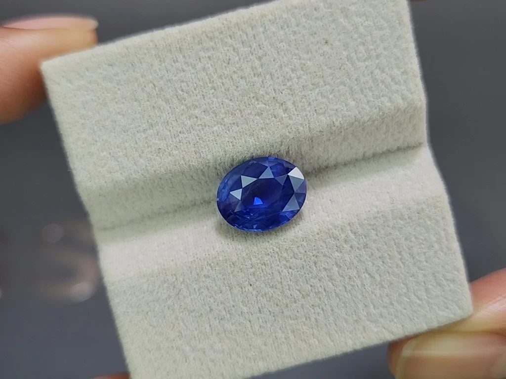 Негретый сапфир Royal Blue в огранке овал 4,05 карат, Шри-Ланка Изображение №4